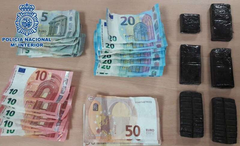 Droga y dinero incautados a los detenidos